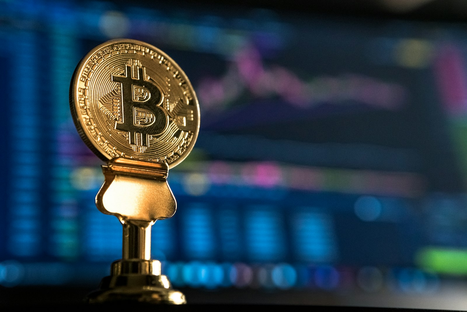 A Bitcoin 60 ezer dollár körül ragadt: ezek a gazdasági tényezők mozgatják most az árfolyamot